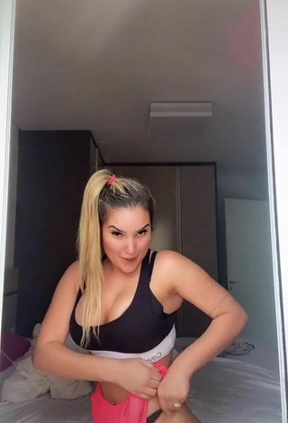 4. Sexy Alannis Proença Shows Cleavage in Sport Bra