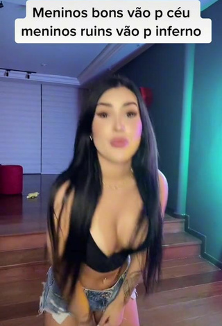 4. Attractive Alannis Proença Shows Cleavage in Black Crop Top and Bouncing Tits