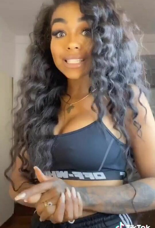 4. Luscious Alicia Awa Shows Cleavage in Crop Top