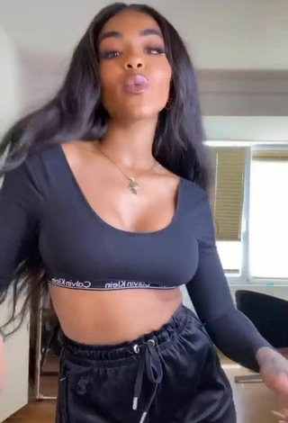 3. Hot Alicia Awa Shows Cleavage in Black Crop Top