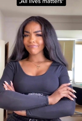 2. Sexy Alicia Awa Shows Cleavage in Crop Top