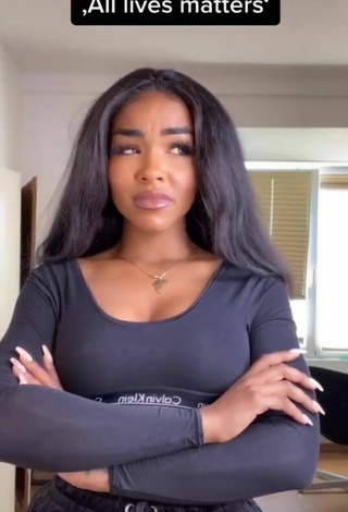 3. Sexy Alicia Awa Shows Cleavage in Crop Top