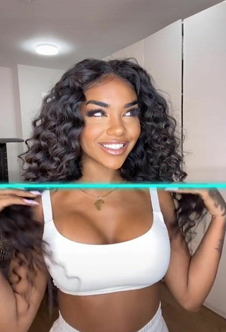 5. Sexy Alicia Awa Shows Cleavage in White Sport Bra