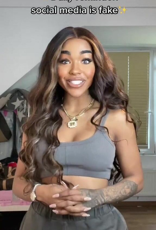 2. Titillating Alicia Awa Shows Cleavage in Grey Crop Top