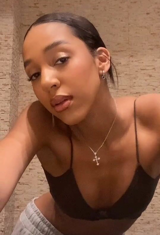 Titillating Alisha Kone Shows Cleavage in Black Crop Top