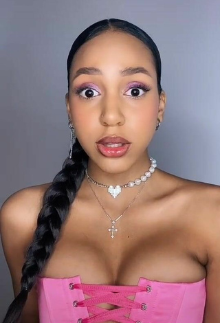 5. Beautiful Alisha Kone Shows Cleavage (Side Boob)