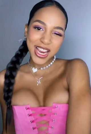 4. Sexy Alisha Kone Shows Cleavage (Side Boob)