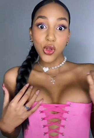 5. Sexy Alisha Kone Shows Cleavage (Side Boob)