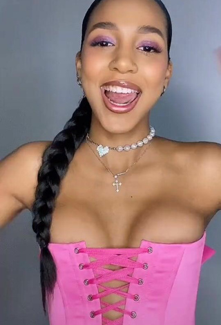 6. Sexy Alisha Kone Shows Cleavage (Side Boob)