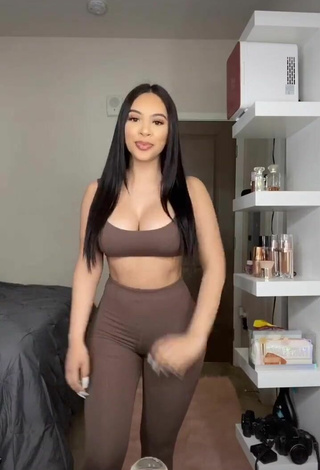 Sultry Alondra Ortiz in Brown Leggings