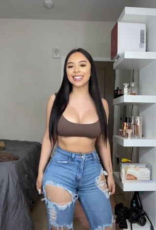 4. Titillating Alondra Ortiz Shows Cleavage in Crop Top