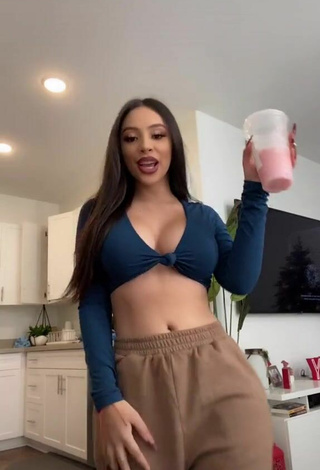 3. Sexy Alondra Ortiz Shows Cleavage in Crop Top