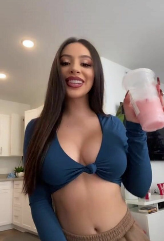 4. Sexy Alondra Ortiz Shows Cleavage in Crop Top