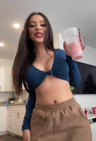 5. Sexy Alondra Ortiz Shows Cleavage in Crop Top