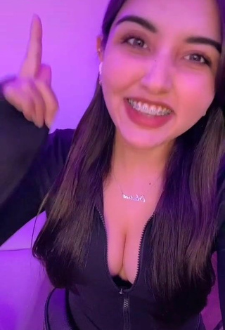 Andyy Tok Demonstrates Lovely Cleavage