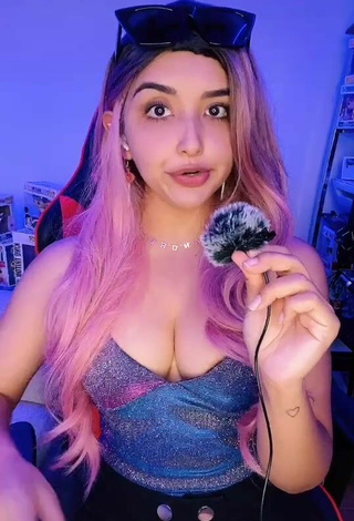 Sensual Andyy Tok Shows Cleavage