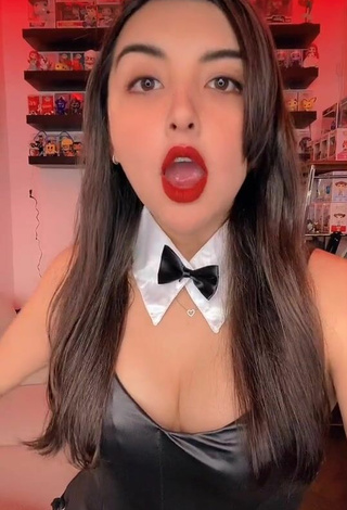 Magnetic Andyy Tok Shows Cleavage