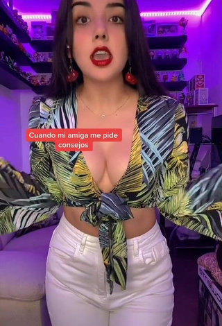 Hot Andyy Tok Shows Cleavage in Crop Top