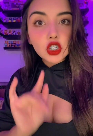 Andyy Tok Shows her Sexy Cleavage