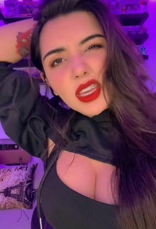 Elegant Andyy Tok Shows Cleavage