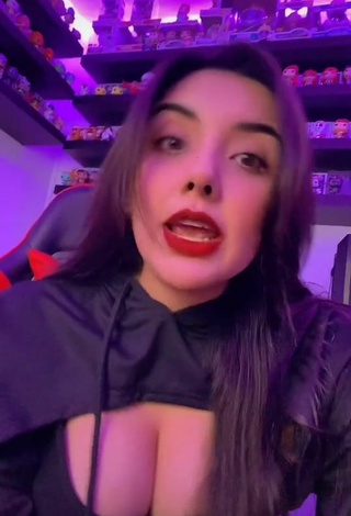 Andyy Tok Demonstrates Erotic Cleavage