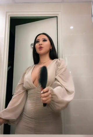 4. Wonderful Anissa Shows Cleavage (Side Boob)