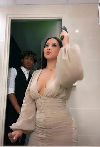 5. Wonderful Anissa Shows Cleavage (Side Boob)