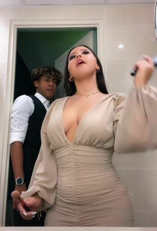 6. Wonderful Anissa Shows Cleavage (Side Boob)