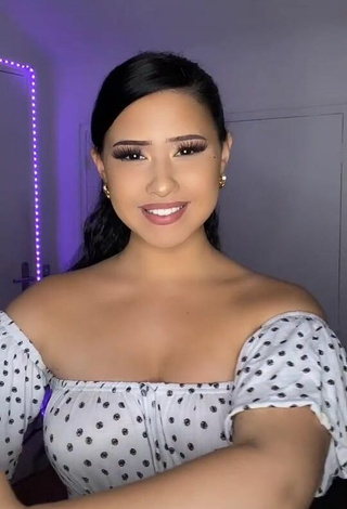 Anissa Shows her Alluring Cleavage