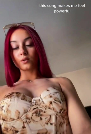 Sexy Arianna Roman Shows Cleavage