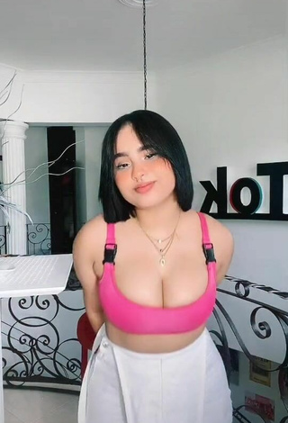 Sexy Arianny Henriquez Shows Cleavage in Pink Crop Top