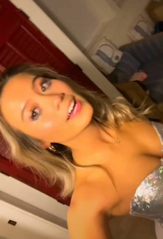 6. Sexy Alexa Hornshuh Shows Cleavage