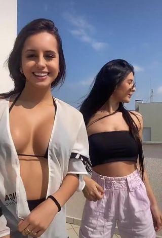 2. Bianca Jesuino Shows her Sexy Cleavage (Side Boob)