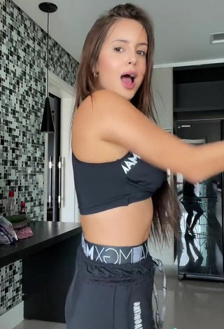 3. Sexy Bianca Jesuino Shows Cleavage in Sport Bra