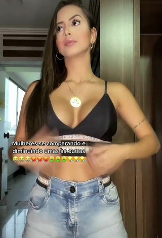 3. Beautiful Bianca Jesuino Shows Cleavage in Sexy Crop Top