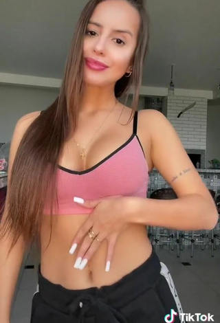 3. Amazing Bianca Jesuino Shows Cleavage in Hot Pink Sport Bra