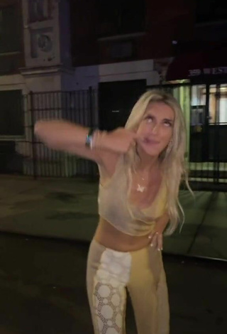 3. Sexy Brianna LaPaglia Shows Cleavage in Crop Top in a Street