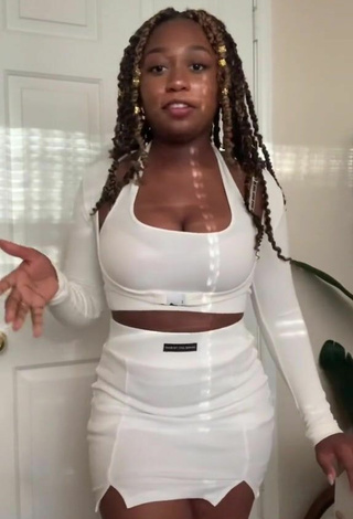 4. Sultry Chakira Clark Shows Cleavage in Crop Top