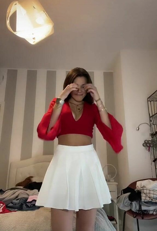 2. Sexy Clarissa Rotelli Shows Cleavage in Red Crop Top