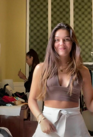 6. Sultry Clarissa Rotelli Shows Cleavage in Crop Top