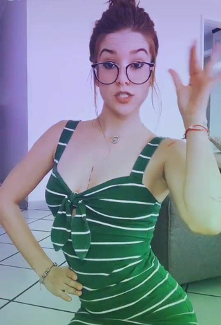 Estephani Shows her Hot Cleavage