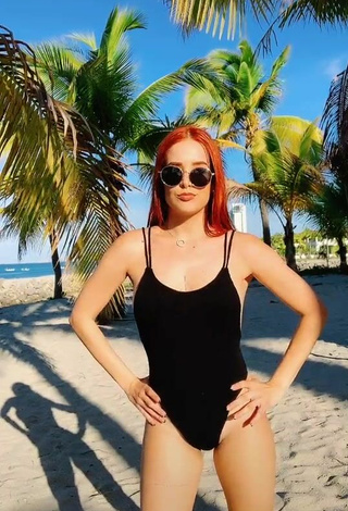 Sexy Estephani Shows Butt at the Beach while Twerking