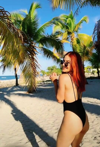 4. Sexy Estephani Shows Butt at the Beach while Twerking