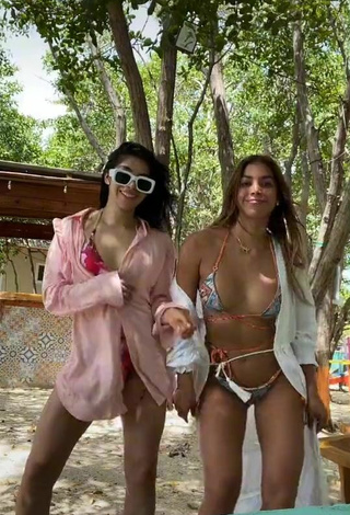 Cute Dahian Lorena Muñoz Quiñones Shows Cleavage in Bikini