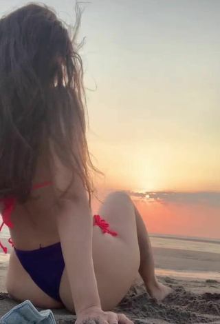 Luscious Daniela Servellón Shows Butt at the Beach