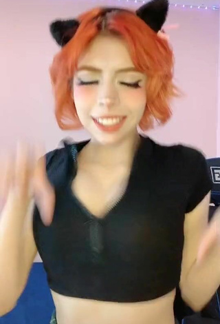 2. Sexy Didi Shows Cleavage in Black Crop Top and Bouncing Boobs