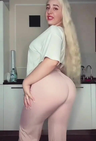 6. Sweetie Donna Shows Big Butt