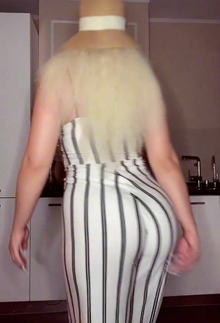 Amazing Donna Shows Big Butt