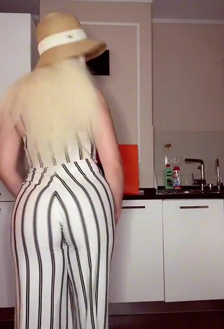 2. Amazing Donna Shows Big Butt