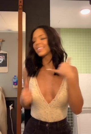 4. Luscious Eliza Minor without Bra and Bouncing Tits (Side Boob)